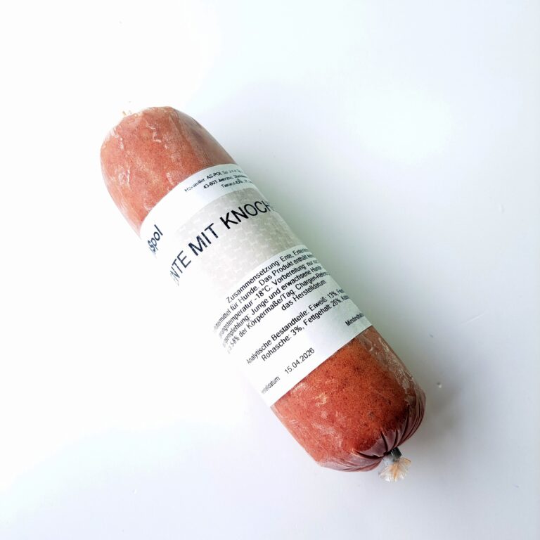 Tiefkühlwurst mit weißen Etikett das Fleisch ist hell