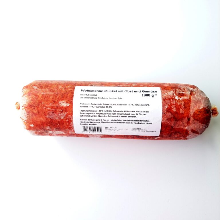 hellrote tiefgekühlte Wurst mit Fleisch und karottenwürfel die man sehen kann