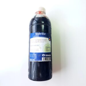 man sieht eine durchsichtige Kunststoff Flasche mit dunklem gefrorenen Blut
