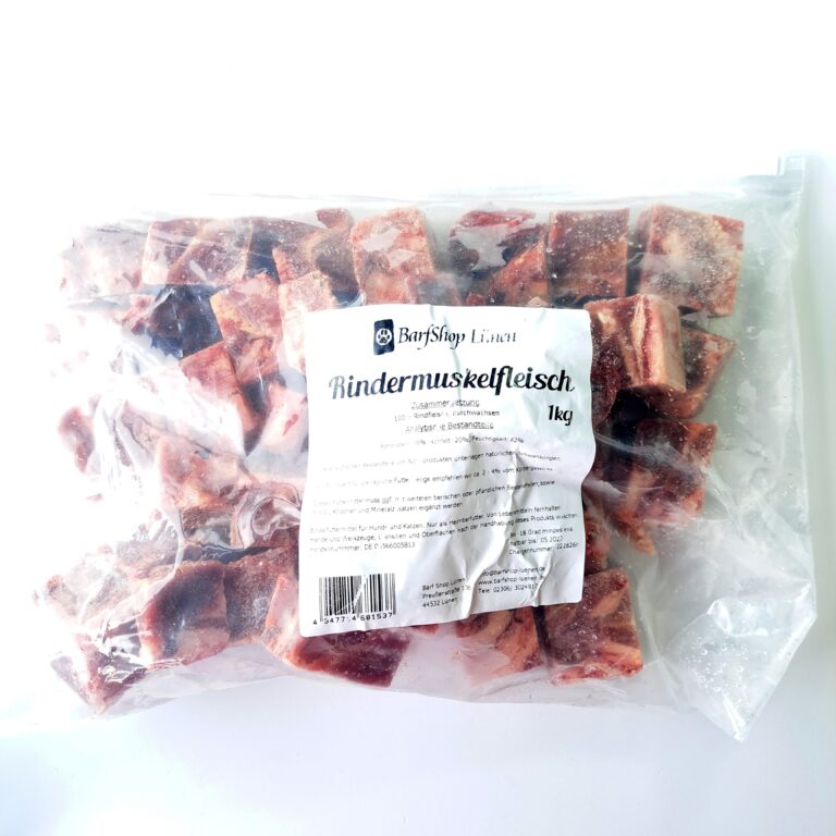 dunkle gewürfelte Fleischstücke in einem Beutel